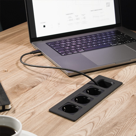 FLAT LITE se 3 zásuvkami a vytahovacím USB-C PULL-OUT kabelem